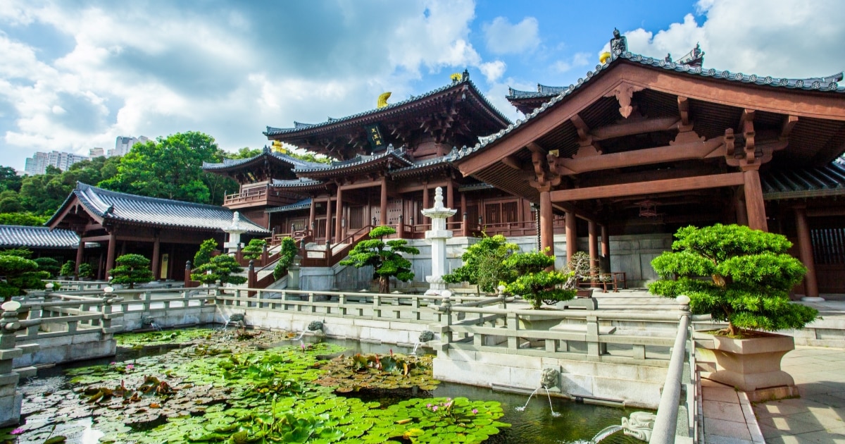 Main temple and exterior lotus pond of Chi Lin Nunnery